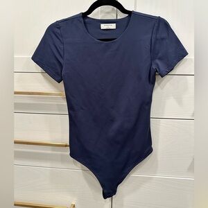 Aritzia Babaton short sleeve body suit